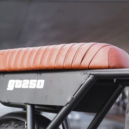 Zadel Bruin Leder voor de AGM GT250